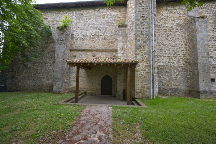 Portal de entrada de la iglesia del monasterio de Barría